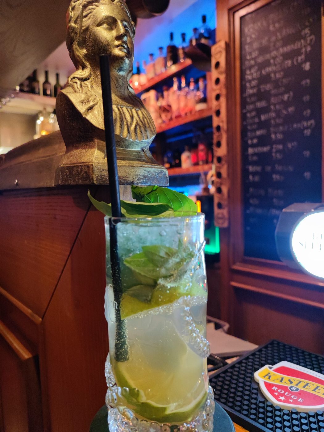 Mojito basilic au comptoir du Kraken, bar à cocktails à Colmar