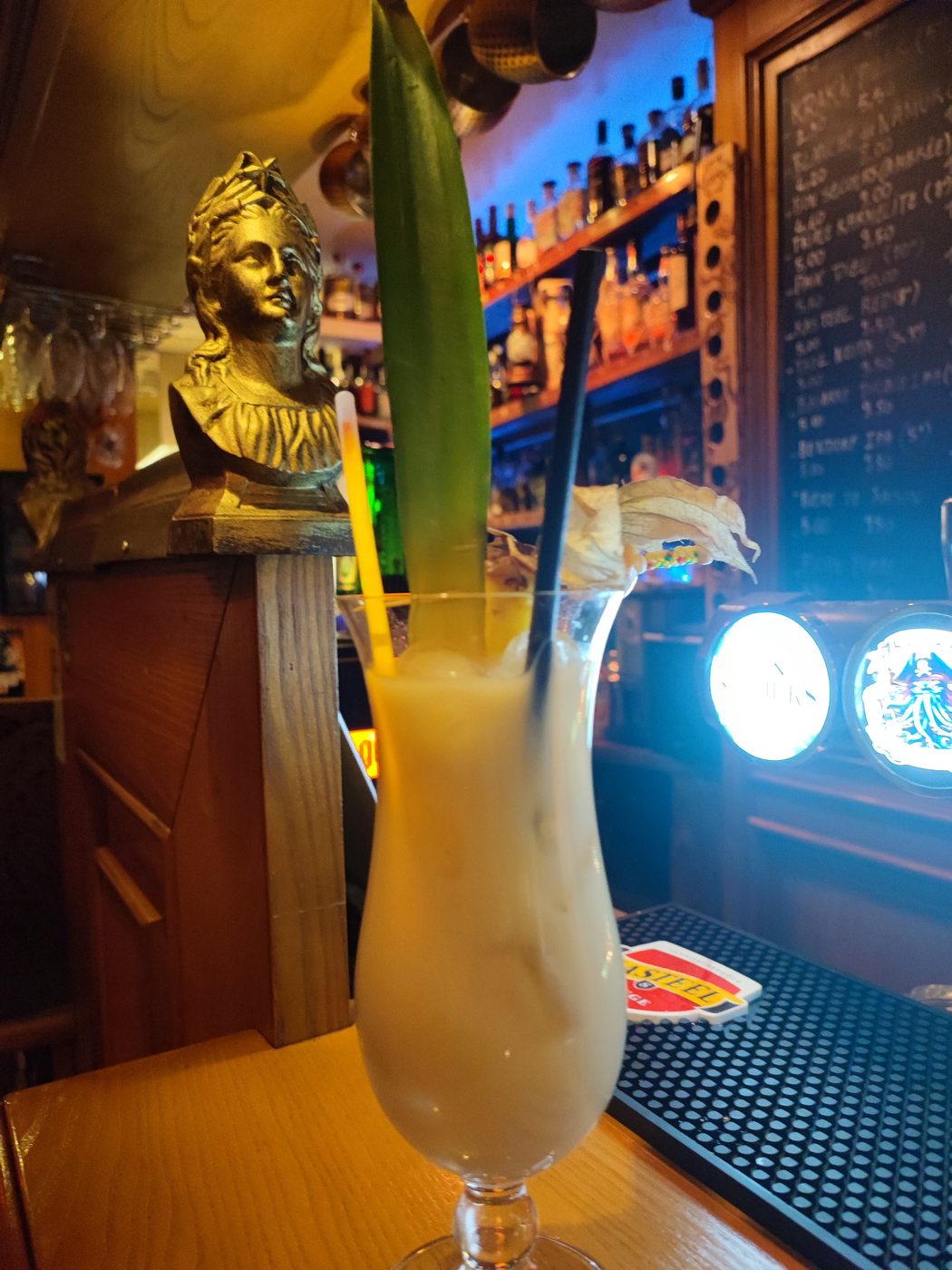Piña colada au comptoir pirate du Kraken Colmar