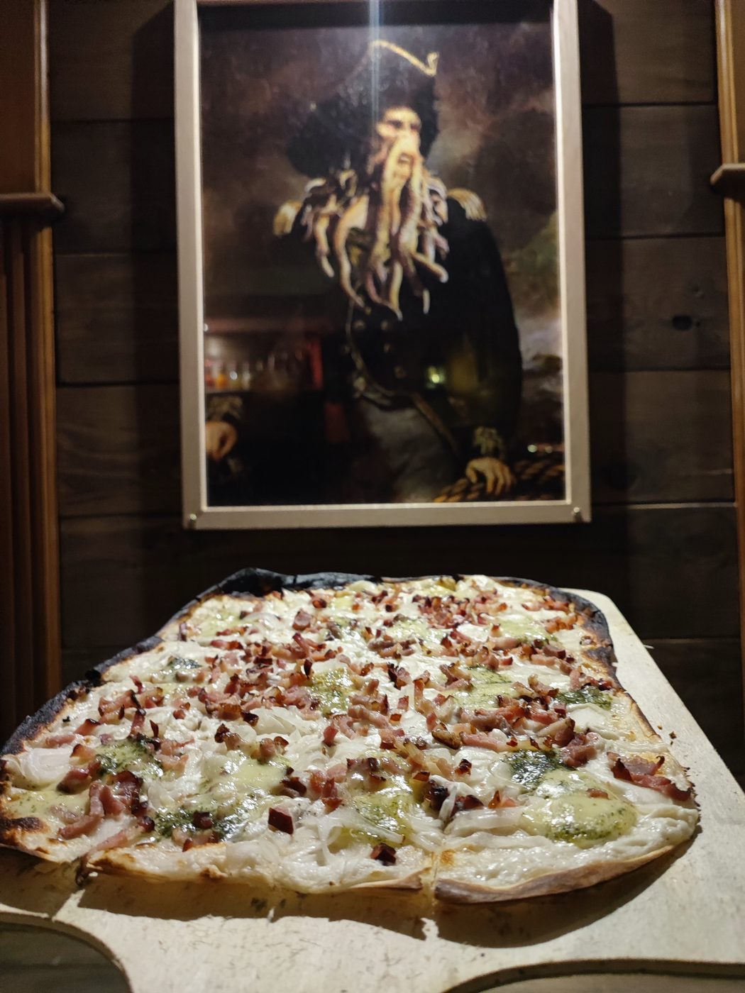 Tarte flambée et décor pirate au Kraken Colmar