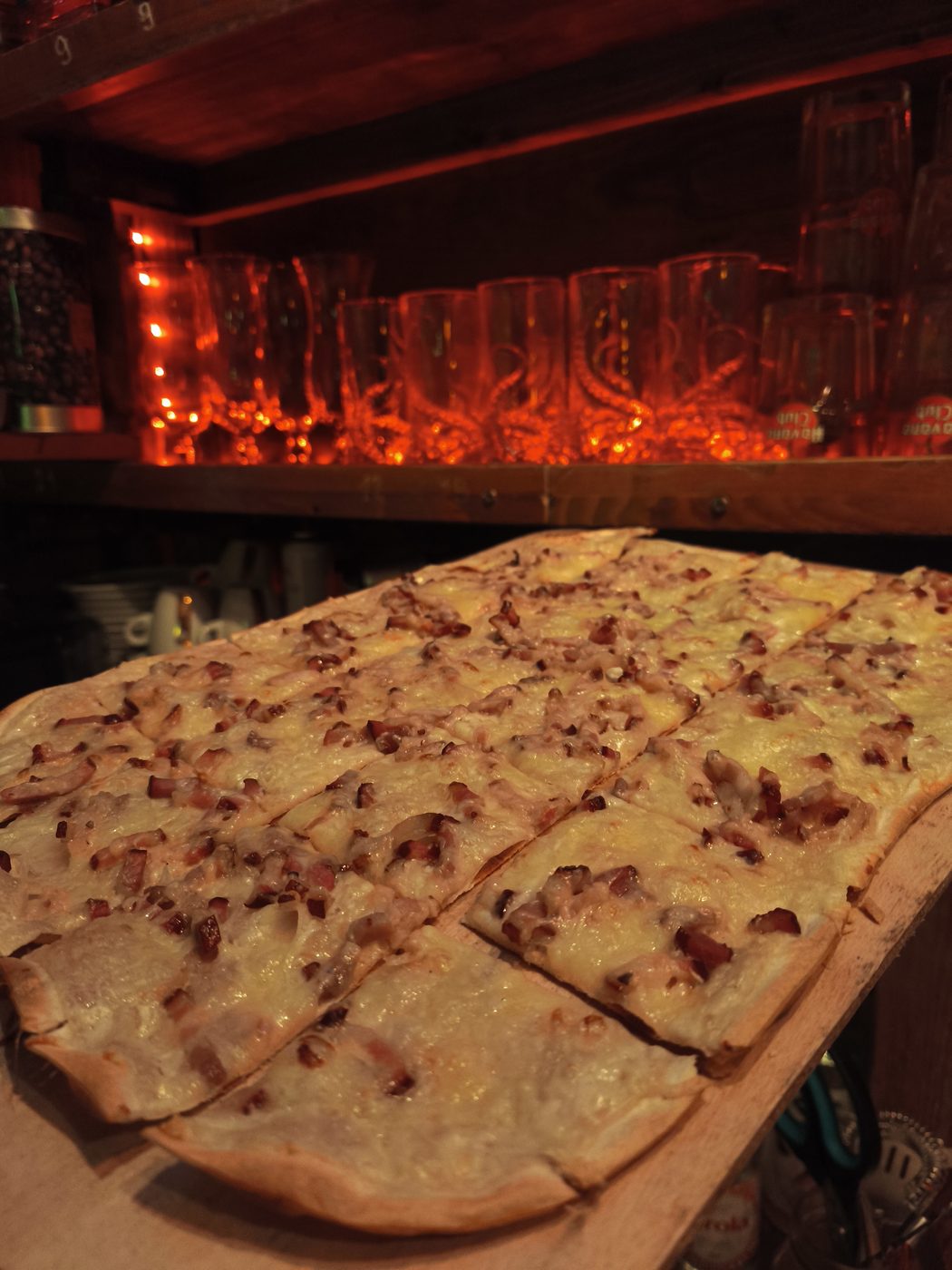 Tarte flambée dans la taverne pirate du Kraken Colmar