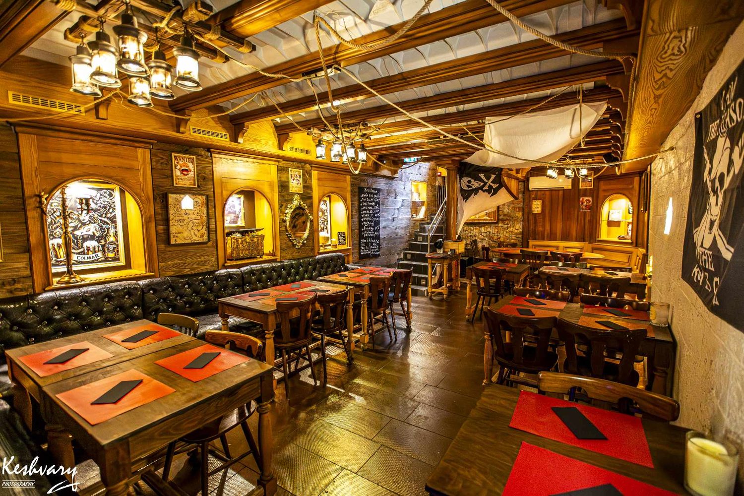 La salle de restaurant du Kraken Colmar — photo Keshvary Photography
