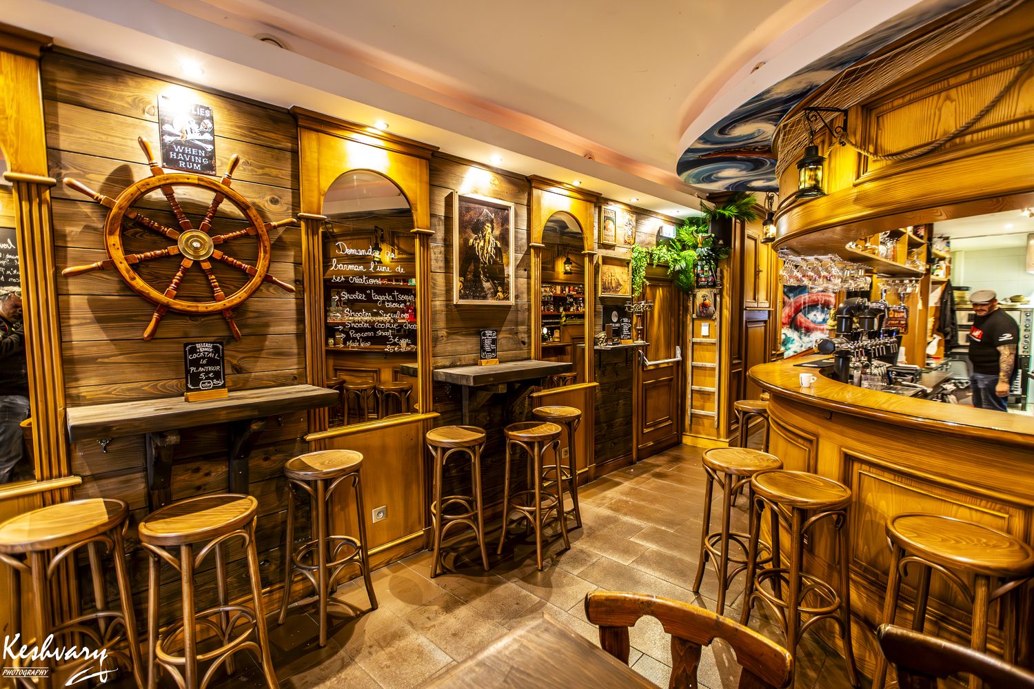 Le bar et la salle taverne pirate du Kraken Colmar — photo Keshvary Photography